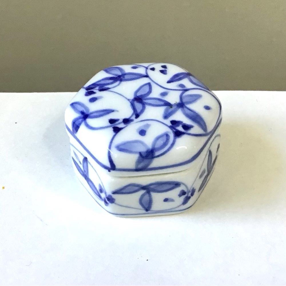 Small Trinket Box Blue & White Porcelain Jar Hexagon Shape Covered Dish Thailand